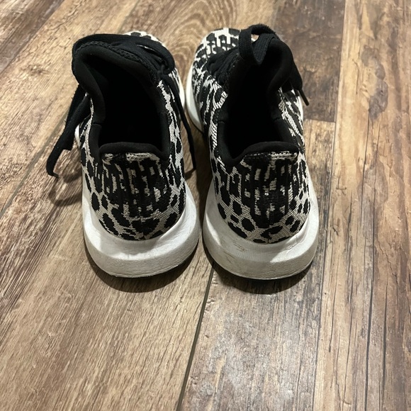 Like new Adidas leopard print shoes - Picture 4 of 6